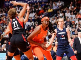 Jonquel Jones (center) helped lead the Connecticut Sun past the Washington Mystics in Game 4 of the WNBA Finals. (Image: Getty)