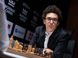 Fabiano Caruana started strong at Norway Chess, beating Aryan Tari with Black in his Round 1 game. (Image: Lennart Ootes/Altibox Norway Chess)