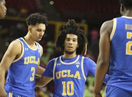 UCLA point guard Tyger Campbell gathers Chris Smith (3) and Cody Riley (2). (Image: Darryl Webb/AP)