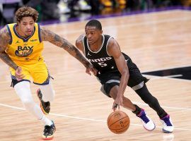 Sacramento Kings guard De'Aaron Fox blows by Kelly Oubre of the Golden State Warriors during Fox's career-scoring night with 44 points. (Image: Cary Edmondson/USA Today Sports)