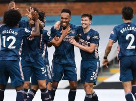 Aubayemang celebrates scoring a goal for Arsenal with his teammates. (Image: Arsenal.com)