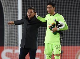 Immediately after the game against Santa Fe finished, River Plate coach Marcelo Gallardo ran to midfielder turned goalkeeper Enzo Perez and congratulated him for his performance. (Image: Twitter / @RiverPlate)