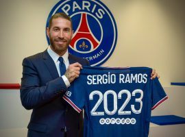 Sergio Ramos posing with PSG's shirt after signing a 2-year contract at Parc des Princes. (Image: Twitter/SergioRamos)