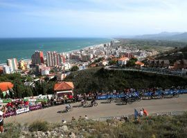 The peloton sprints to the top of Alto de la Montana de Cullera in Stage 6 of the Vuelta a Espana. (Image: Gonzalo Arroyo Moreno/Getty)