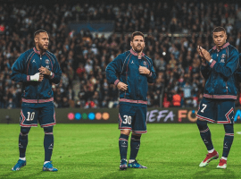 Leo Messi (center) is part of a stellar attacking line for PSG this season, along with Neymar (left) and Kylian Mbappe (right). (Image: Twitter/everythinglm10)