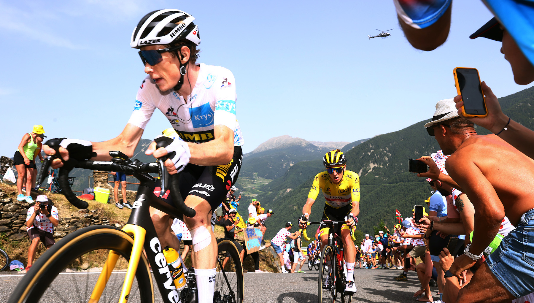 Jonas Vingegaard from Team Jumbo-Visma and Tadej Pogacar of UAE Team Emirates battle in the mountains during the 2021 Tour de France. (Image: Michael Steele/Getty)