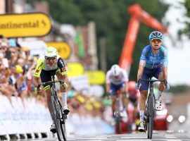 Simon Clarke barely reaches the finish line first ahead of Taco van der Hoorn during a Stage 5 victory at the 2022 Tour de France. (Image: Getty)